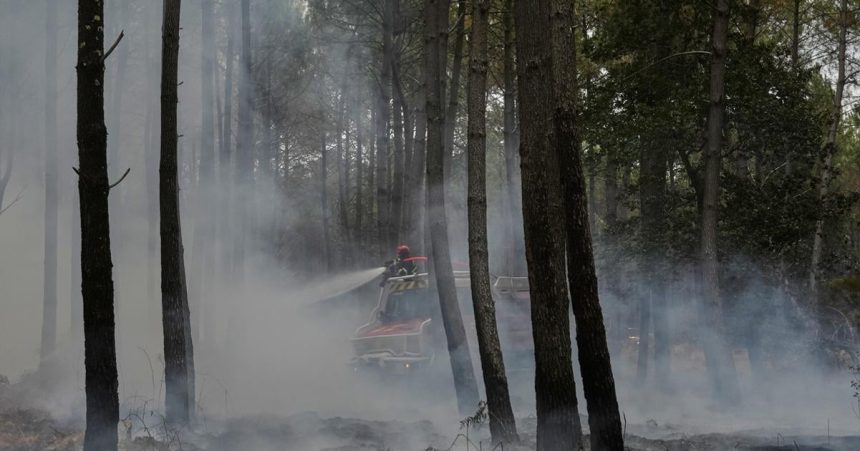 V Chorvatsku evakuovali obec Lokva Rogoznica ohrozen poziarom v lesoch