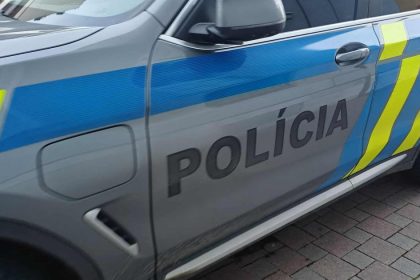 Vykradli kosicke nakupne centrum Zadrzani cudzinci mali pri sebe drogy vitriny rozbivali sekerou