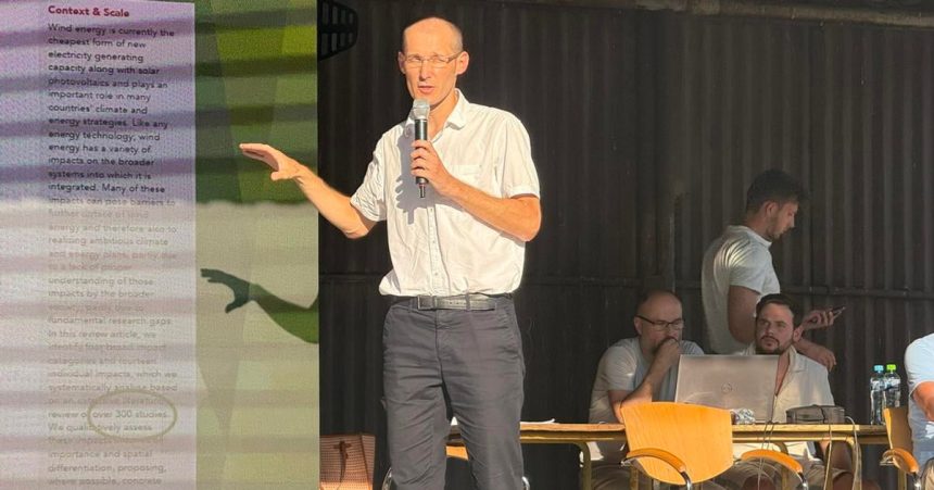 jedna dedina sedem turbin a otazka ktora rozdeluje miestnych preco prave my pytaju sa